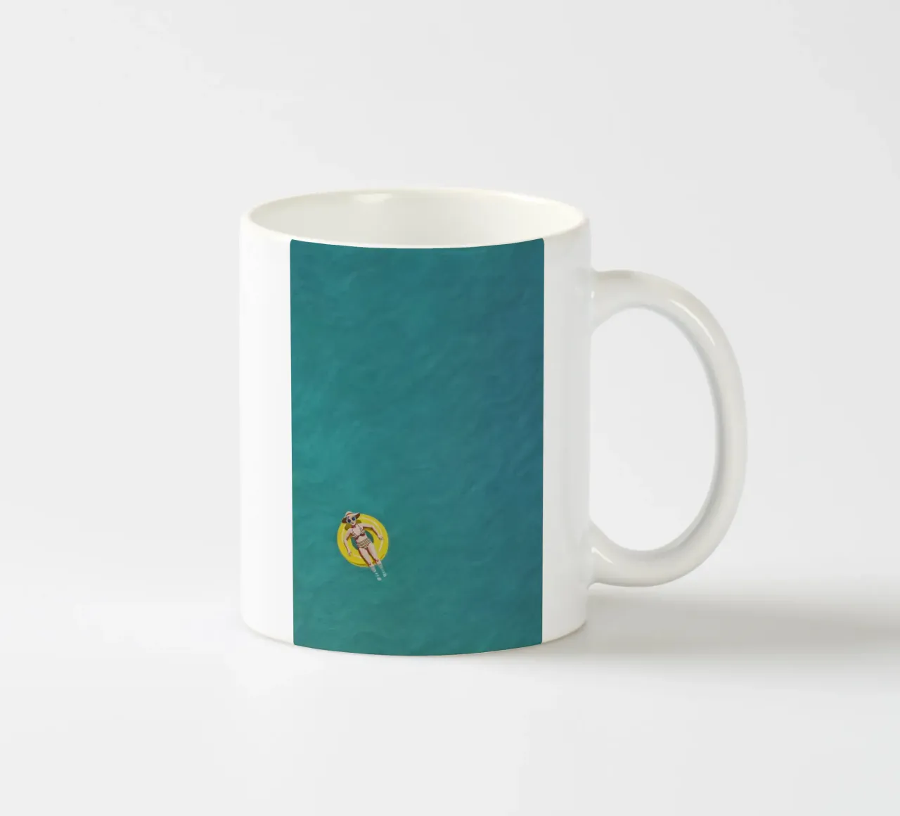 Nageur dérivant sur un beignet jaune, vue aérienne mug en céramique de Hecate Pim Designs