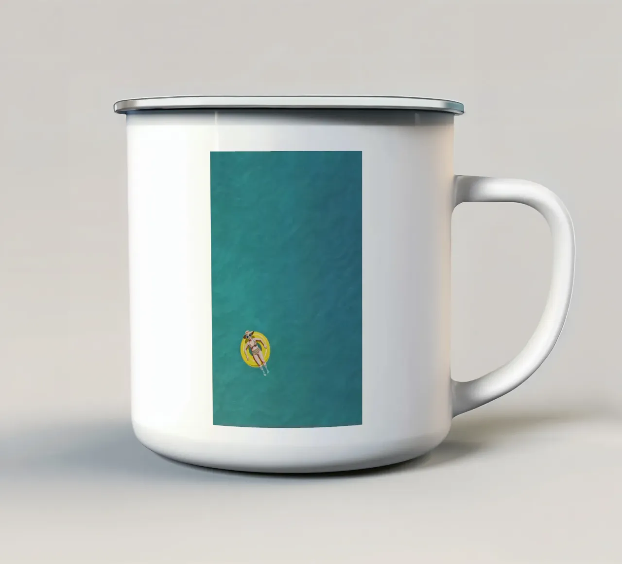 Nageur dérivant sur un beignet jaune, vue aérienne mug en émail de Hecate Pim Designs