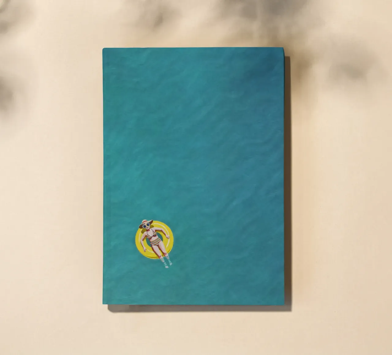 Nageur dérivant sur un beignet jaune, vue aérienne carnet de notes de Hecate Pim Designs