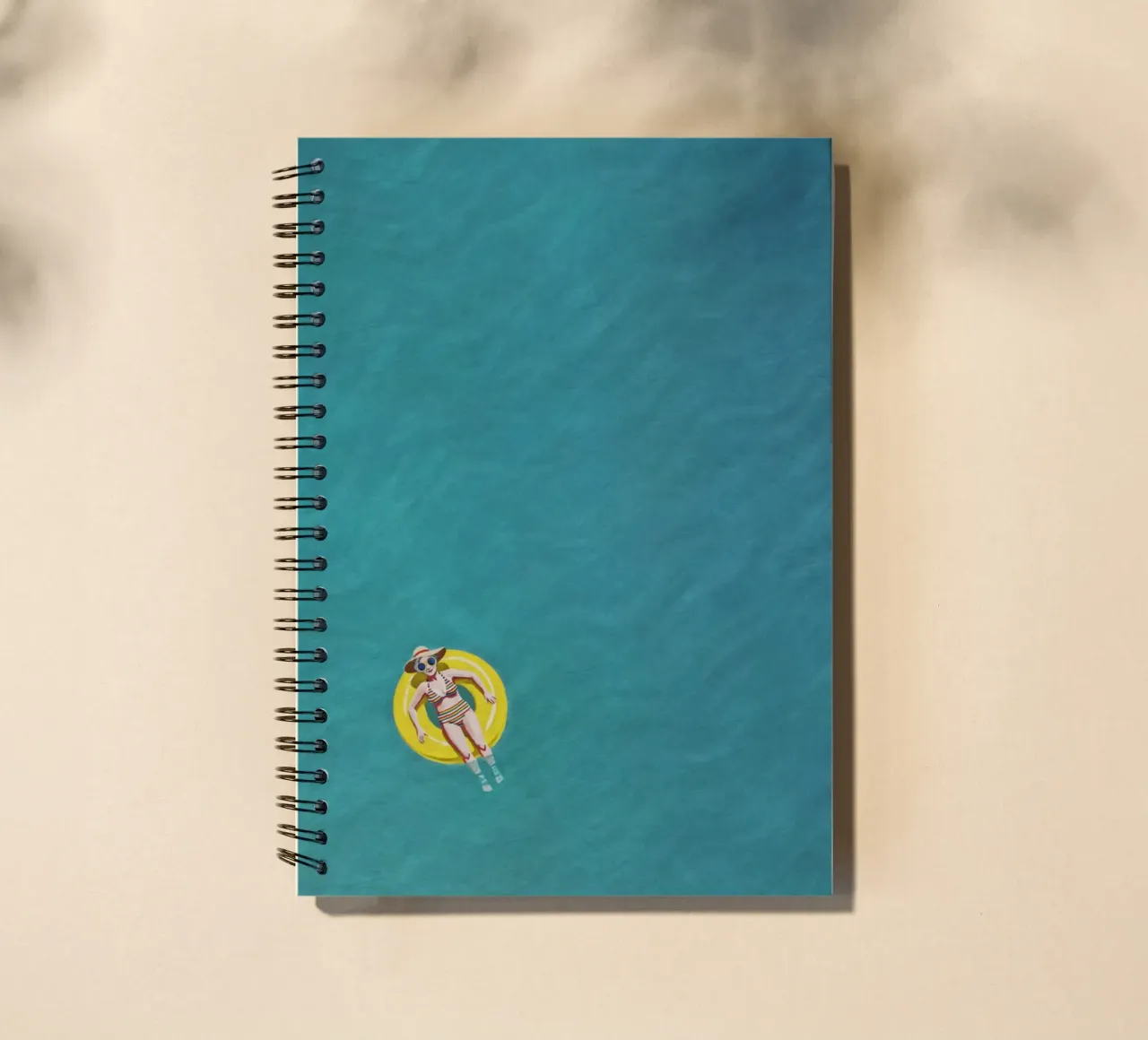 Nageur dérivant sur un beignet jaune, vue aérienne carnet à spirale de Hecate Pim Designs