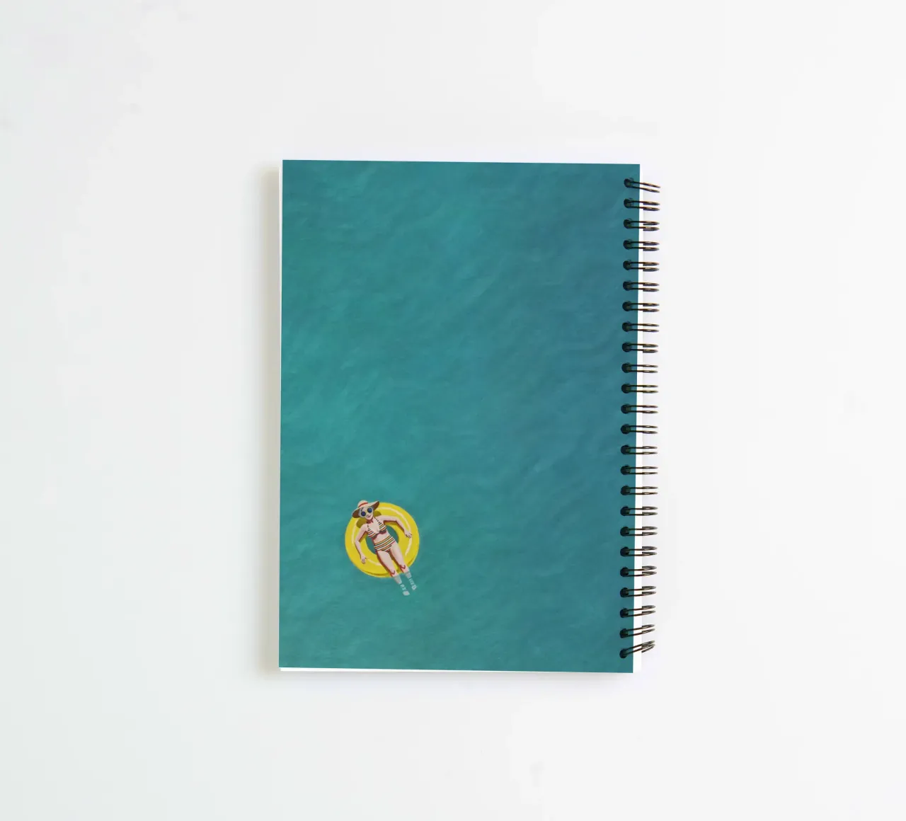 Nageur dérivant sur un beignet jaune, vue aérienne carnet à spirale de Hecate Pim Designs