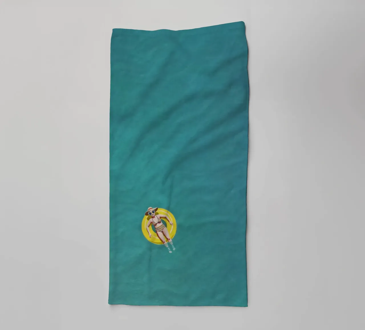 Nageur dérivant sur un beignet jaune, vue aérienne serviette de bain de Hecate Pim Designs