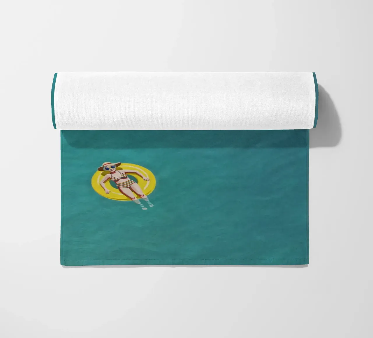 Nageur dérivant sur un beignet jaune, vue aérienne serviette de plage de Hecate Pim Designs