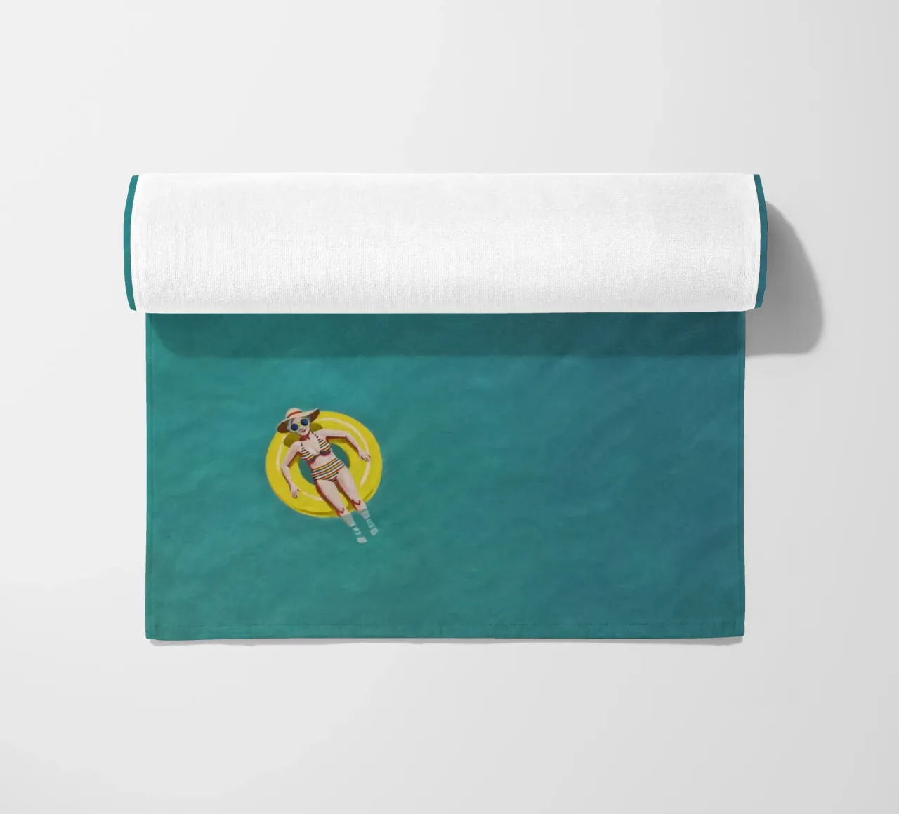 Nageur dérivant sur un beignet jaune, vue aérienne serviette de plage de Hecate Pim Designs