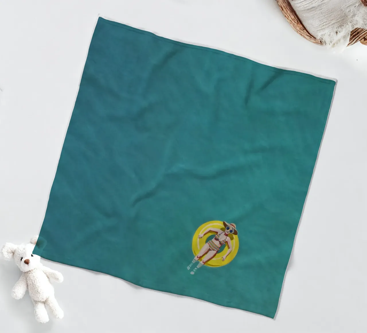 Nageur dérivant sur un beignet jaune, vue aérienne plaid polaire de Hecate Pim Designs