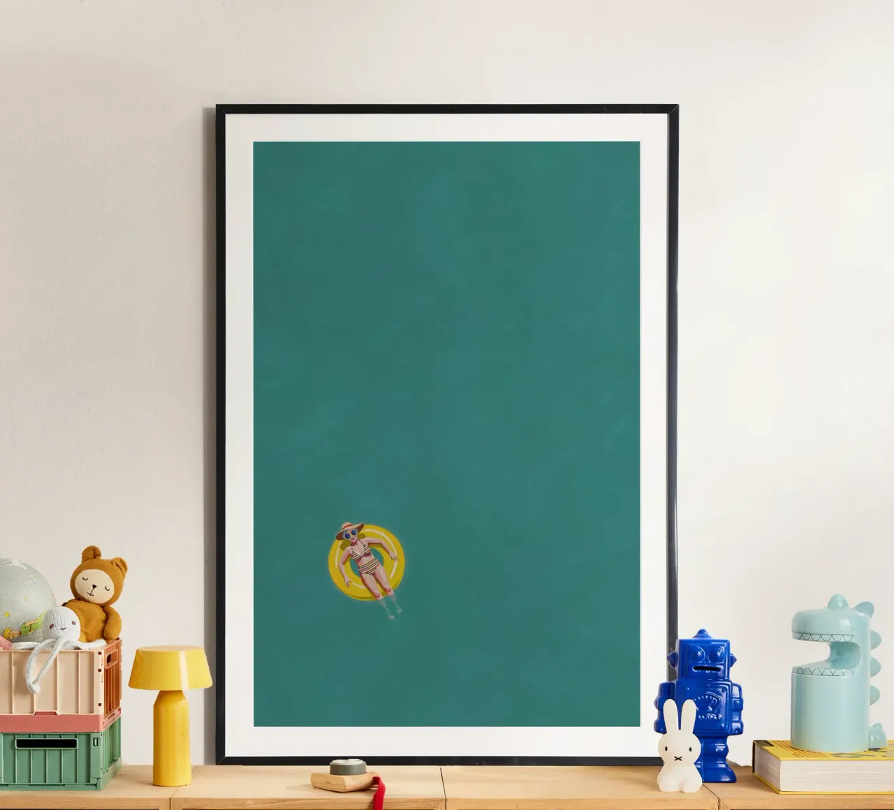 Nuotatore alla deriva su una ciambella gialla, vista aerea poster con telaio in legno da Hecate Pim Designs