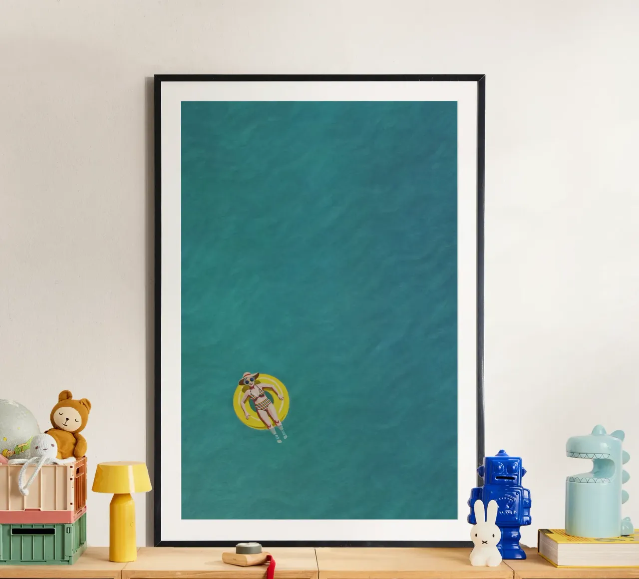 Nageur dérivant sur un beignet jaune, vue aérienne hahnemühle de Hecate Pim Designs