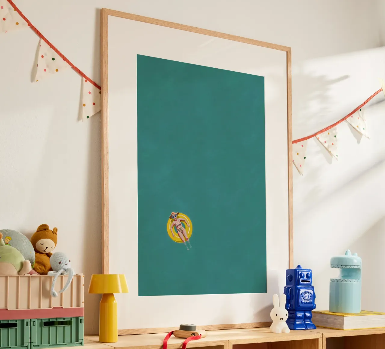 Nuotatore alla deriva su una ciambella gialla, vista aerea poster con telaio in legno da Hecate Pim Designs