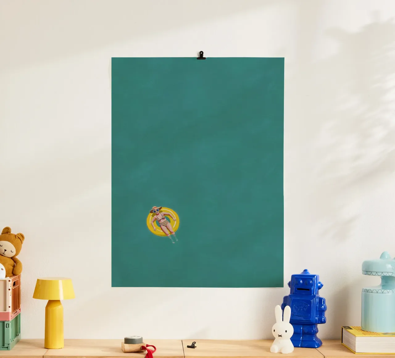 Nuotatore alla deriva su una ciambella gialla, vista aerea poster con telaio in legno da Hecate Pim Designs