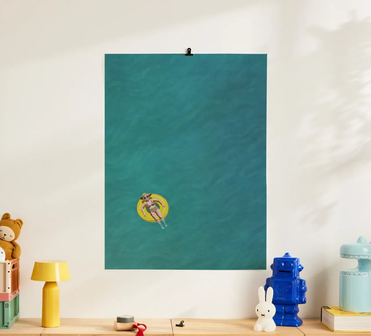 Nageur dérivant sur un beignet jaune, vue aérienne hahnemühle de Hecate Pim Designs