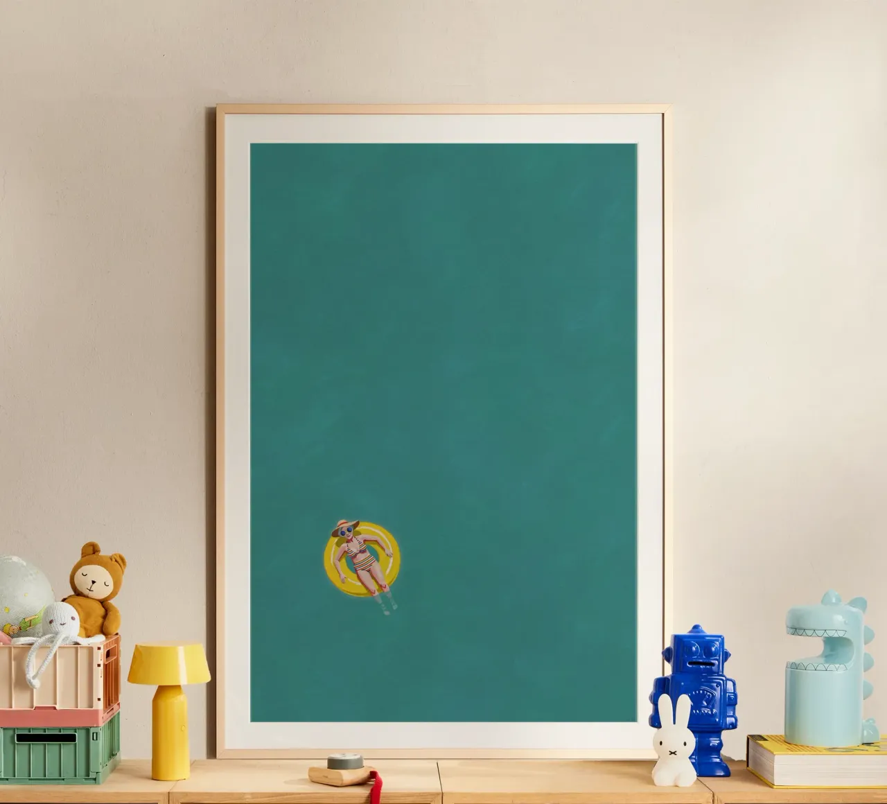 Nuotatore alla deriva su una ciambella gialla, vista aerea poster con telaio in legno da Hecate Pim Designs
