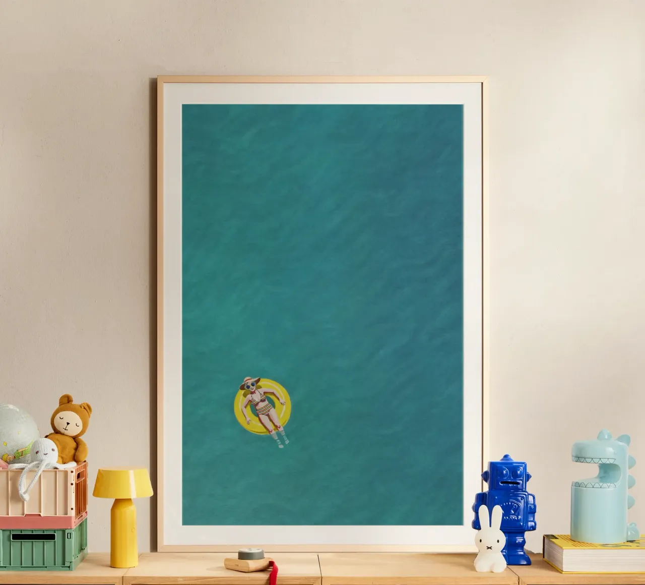 Nageur dérivant sur un beignet jaune, vue aérienne hahnemühle de Hecate Pim Designs