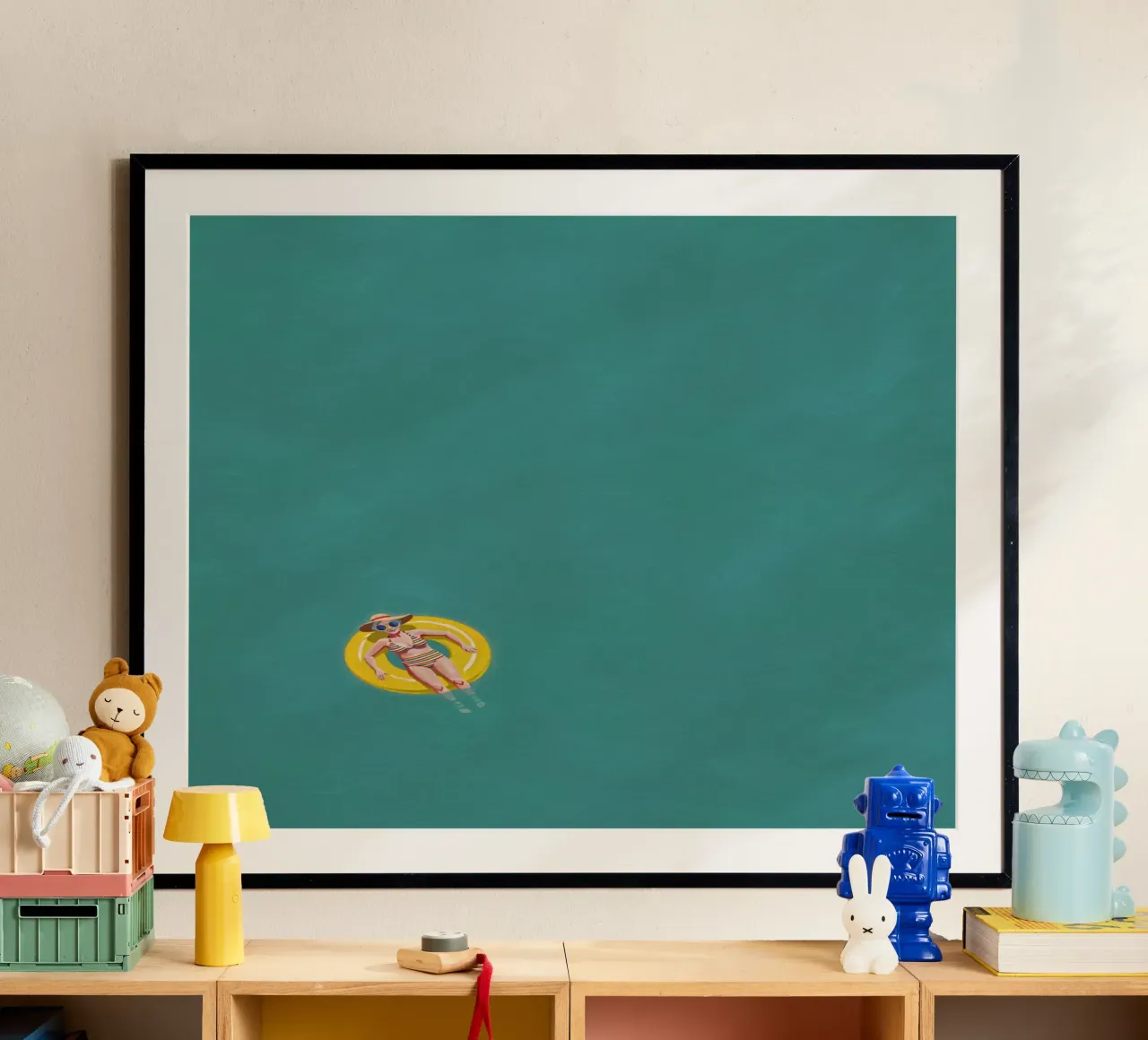Nuotatore alla deriva su una ciambella gialla, vista aerea poster con telaio in legno da Hecate Pim Designs