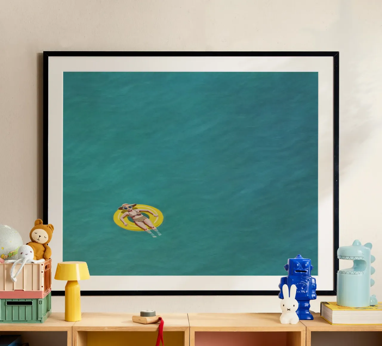 Nageur dérivant sur un beignet jaune, vue aérienne hahnemühle de Hecate Pim Designs