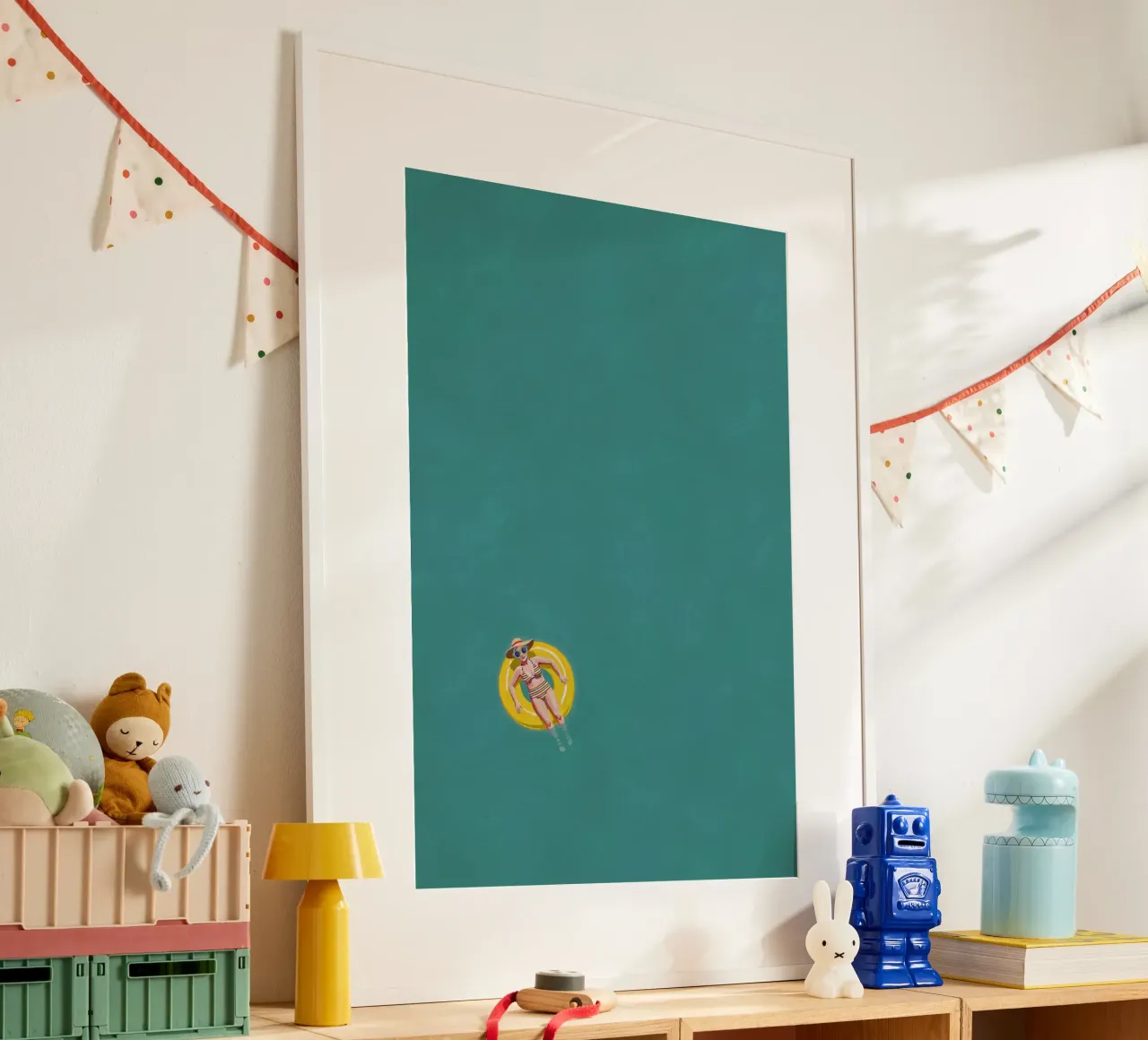 Nuotatore alla deriva su una ciambella gialla, vista aerea poster con telaio in legno da Hecate Pim Designs