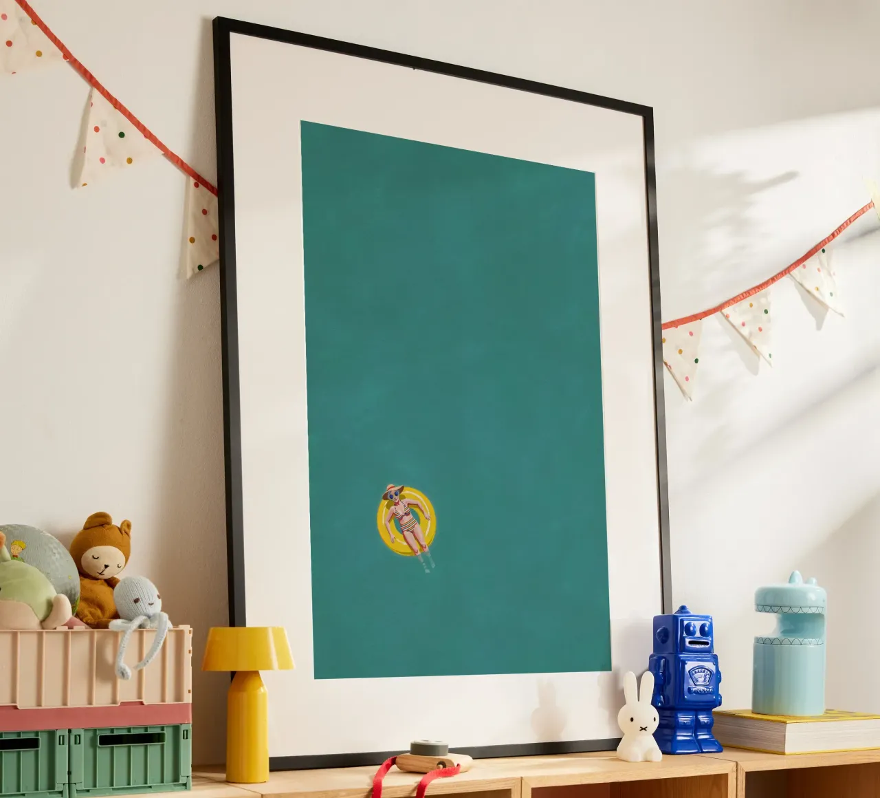 Nuotatore alla deriva su una ciambella gialla, vista aerea poster con telaio in legno da Hecate Pim Designs