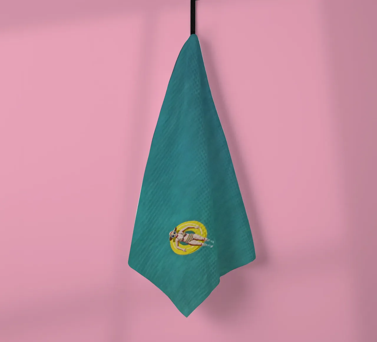 Nageur dérivant sur un beignet jaune, vue aérienne torchon de Hecate Pim Designs