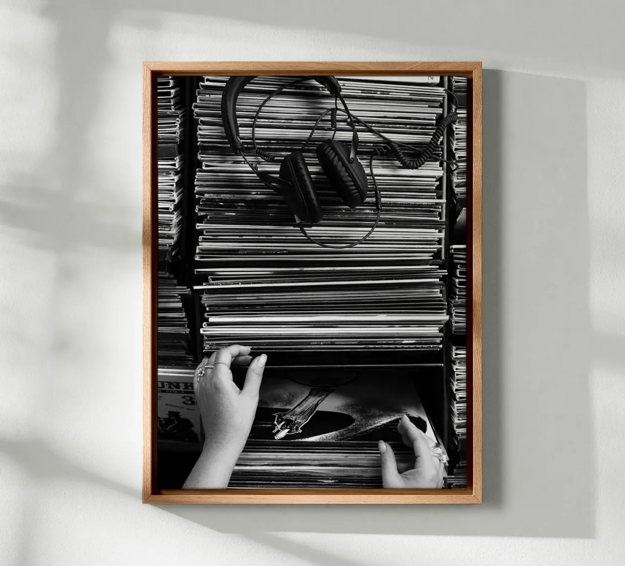 Durch das Archiv Leinwand mit Schattenfugenrahmen von vintgeseyn