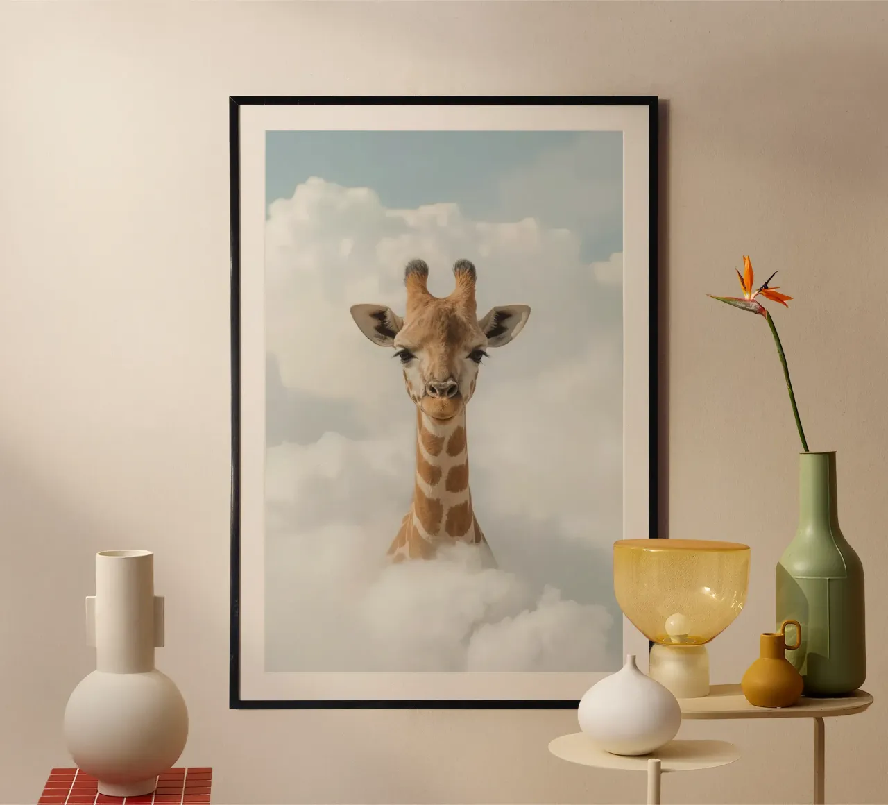 Giraffa sulle nuvole poster con telaio in plastica da DesignDoodle