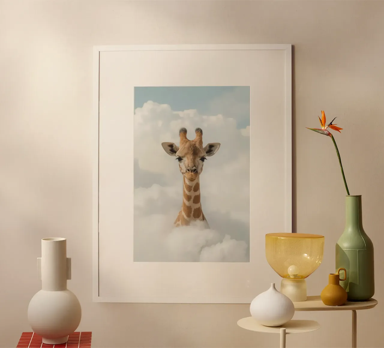 Giraffa sulle nuvole poster con telaio in plastica da DesignDoodle