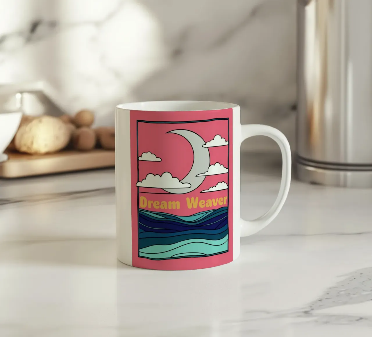 Il viaggio celeste del tessitore di sogni: Una luna e un oceano mistici tazza in ceramica da Artistic-shop