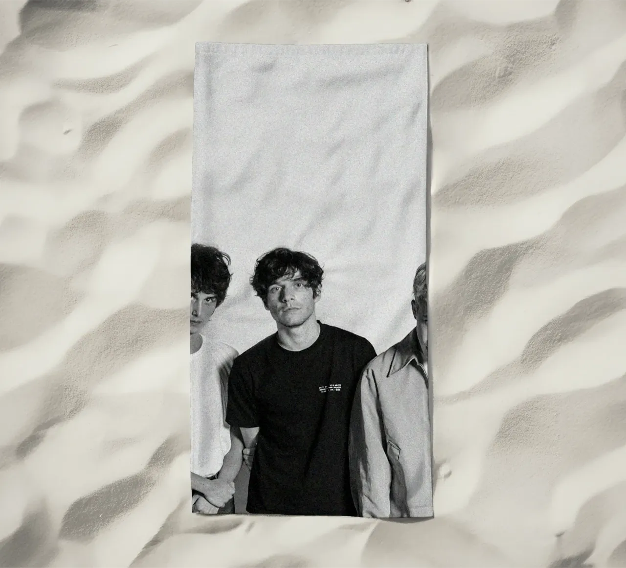 Melodieën in schaduwen strandhanddoek van ktlocb