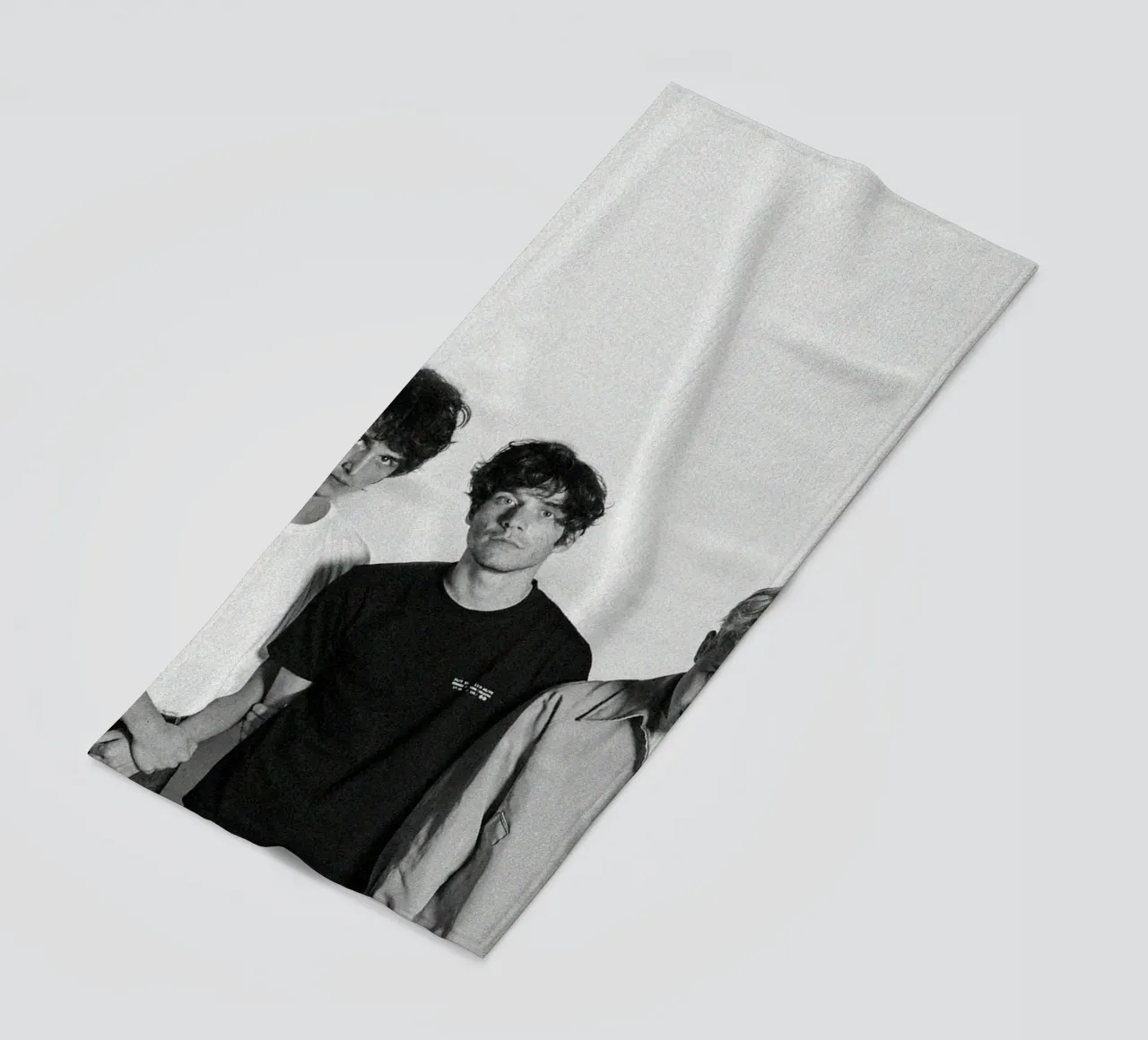 Melodieën in schaduwen strandhanddoek van ktlocb