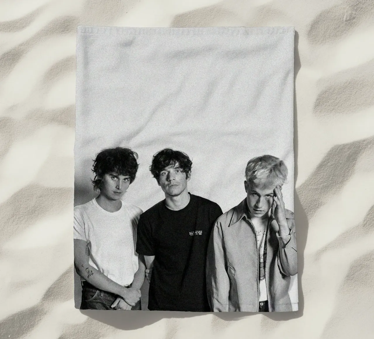 Melodieën in schaduwen strandhanddoek van ktlocb