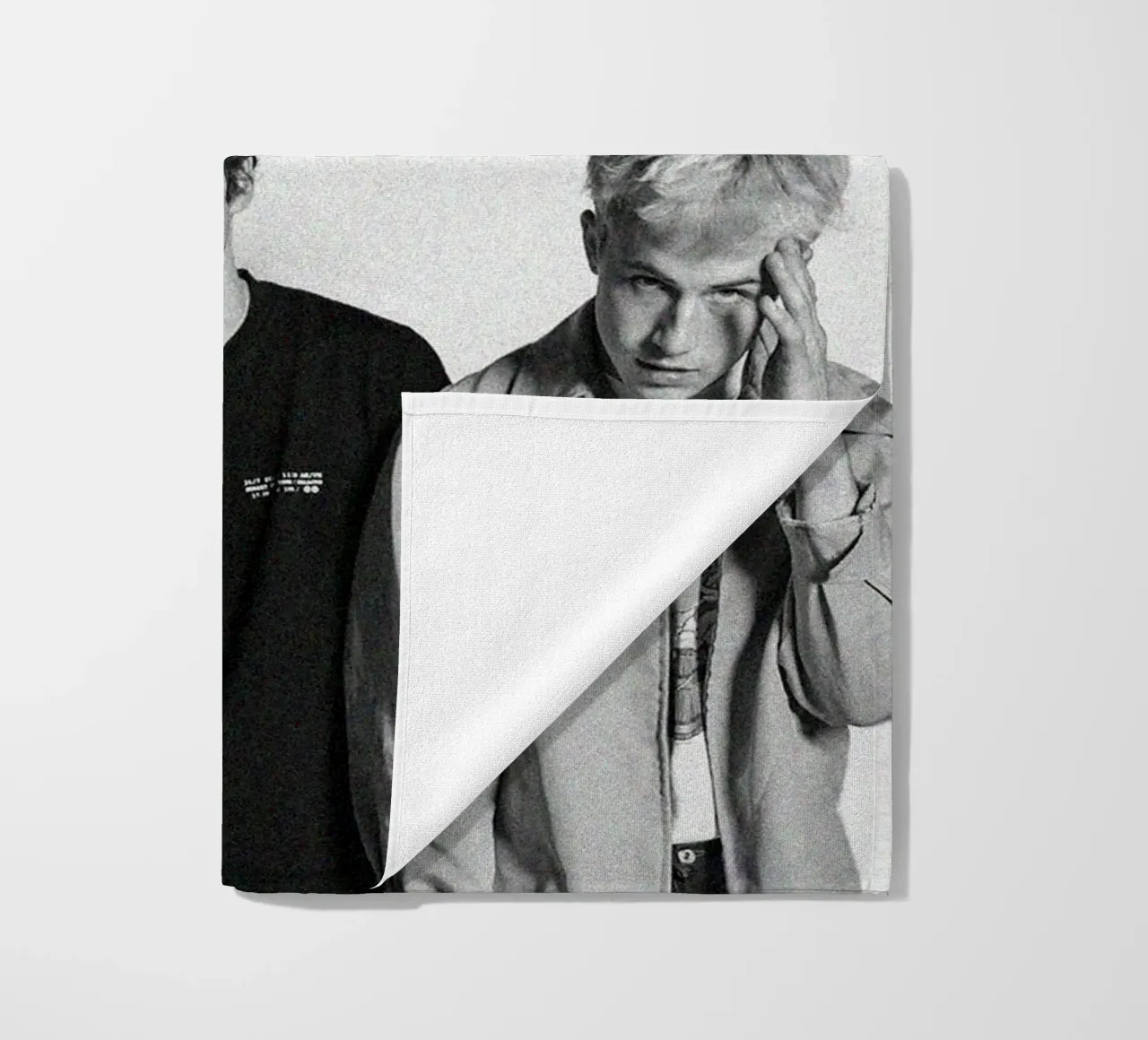 Melodieën in schaduwen strandhanddoek van ktlocb