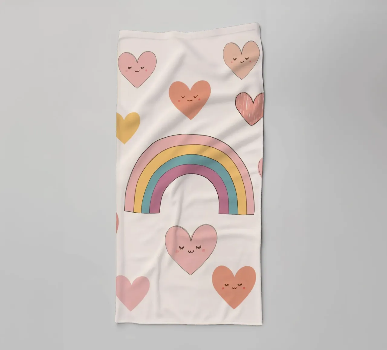 Cute Happy Hearts und Regenbogen auf Beige Hintergrund Handtuch von DesignDoodle