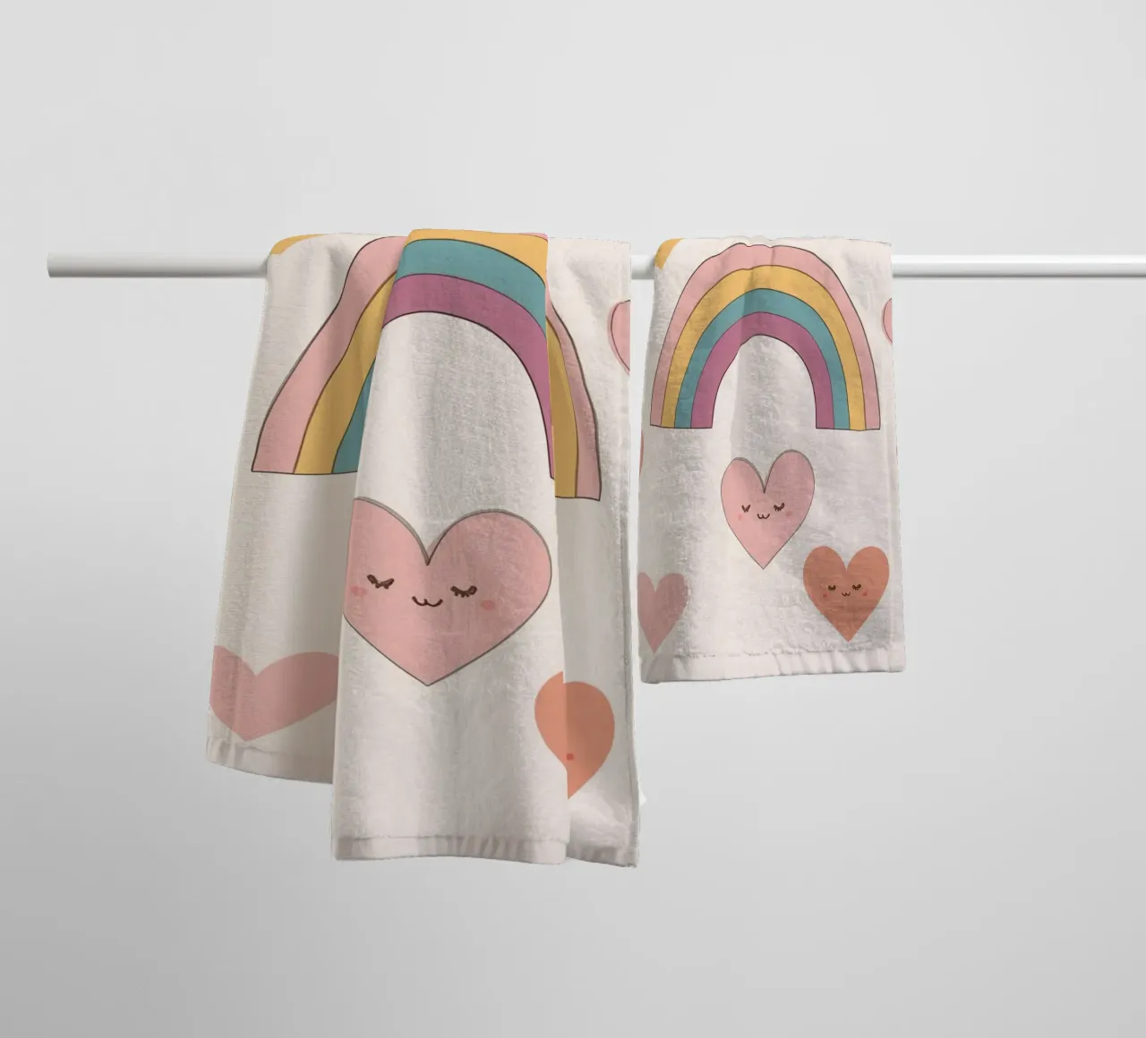 Cute Happy Hearts und Regenbogen auf Beige Hintergrund Handtuch von DesignDoodle