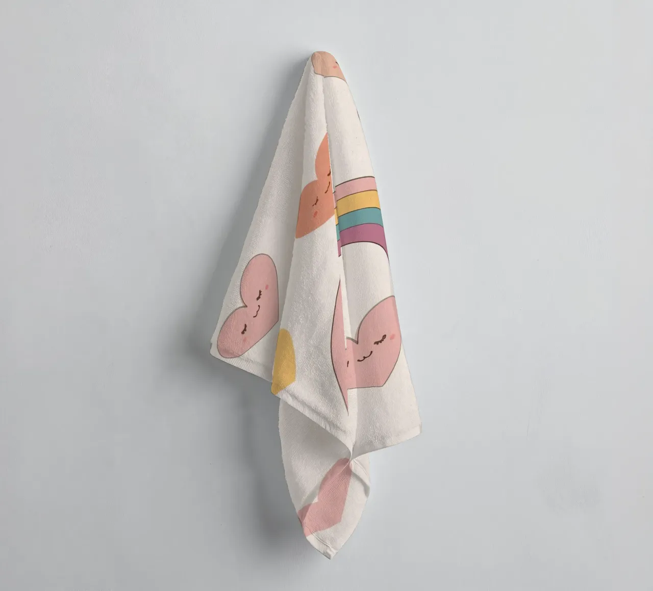 Cute Happy Hearts und Regenbogen auf Beige Hintergrund Handtuch von DesignDoodle