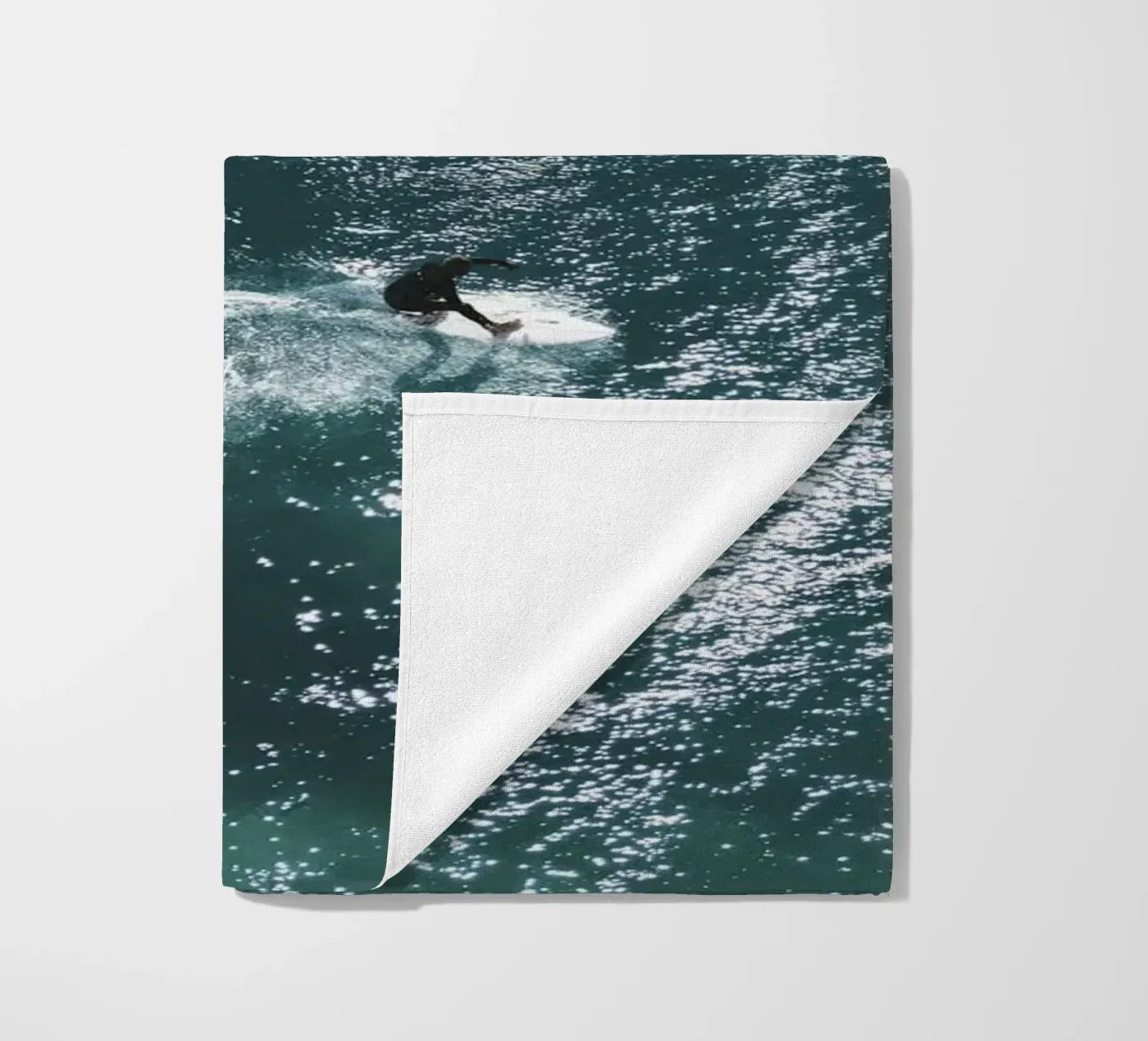 Surfer Strandtuch von Earthly Visions