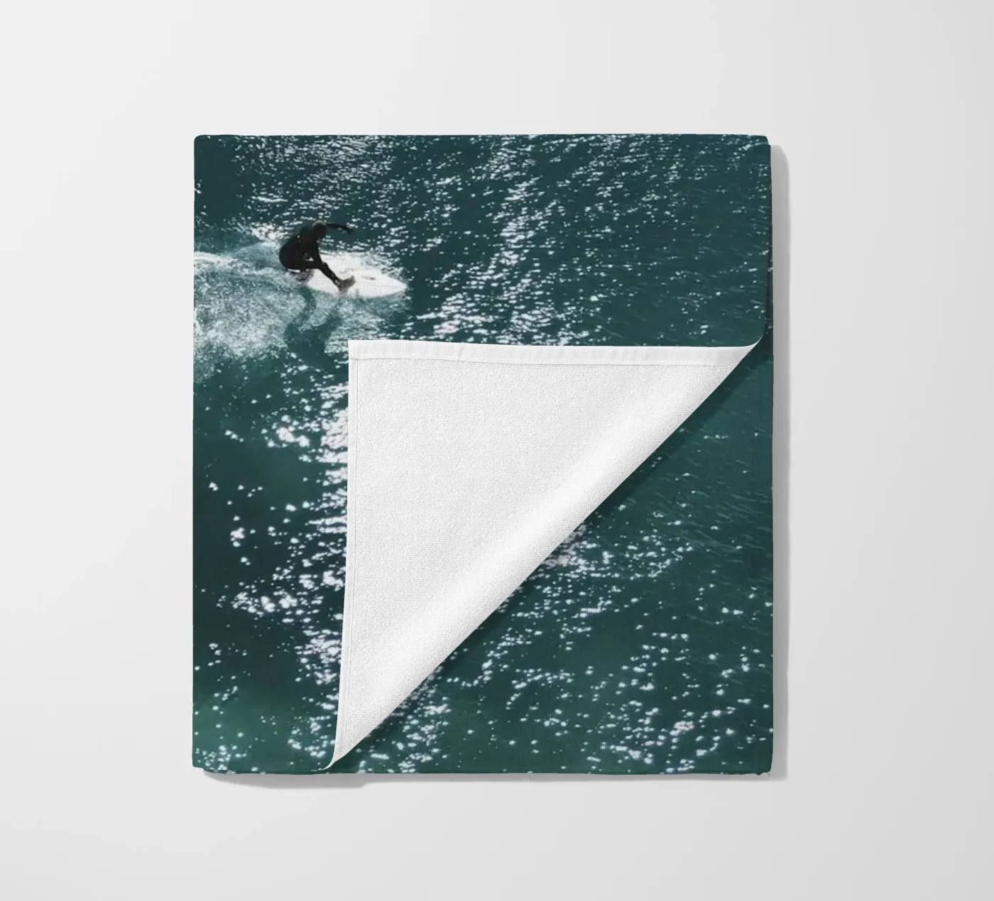 Surfer Strandtuch von Earthly Visions