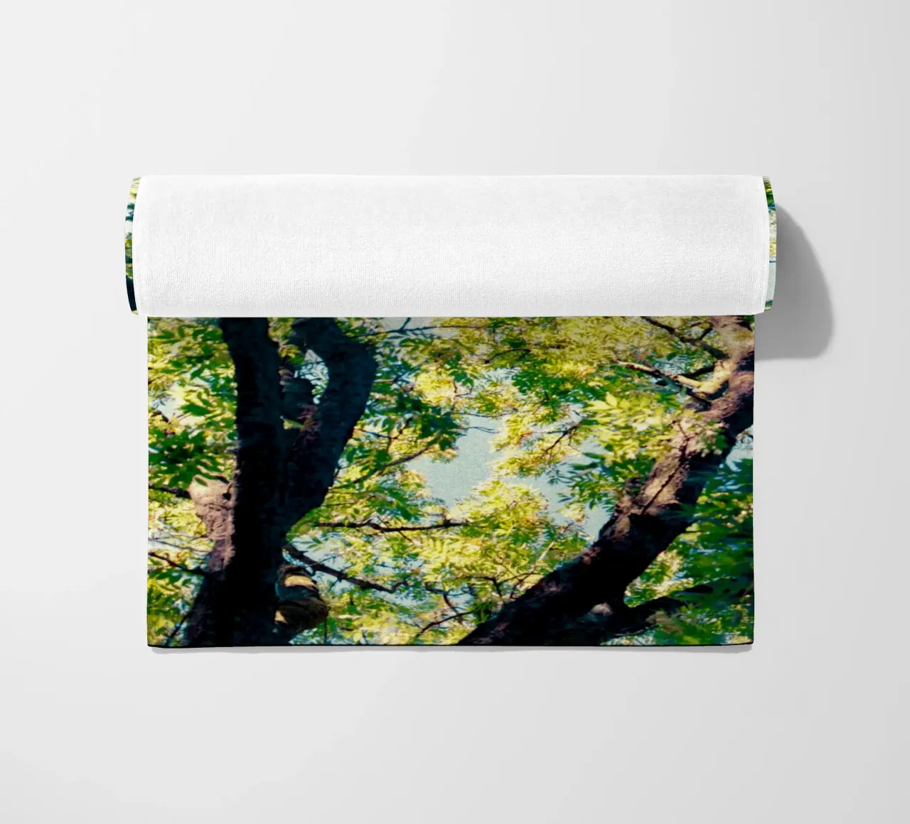 albero alto con foglie gialle telo mare da Earthly Visions