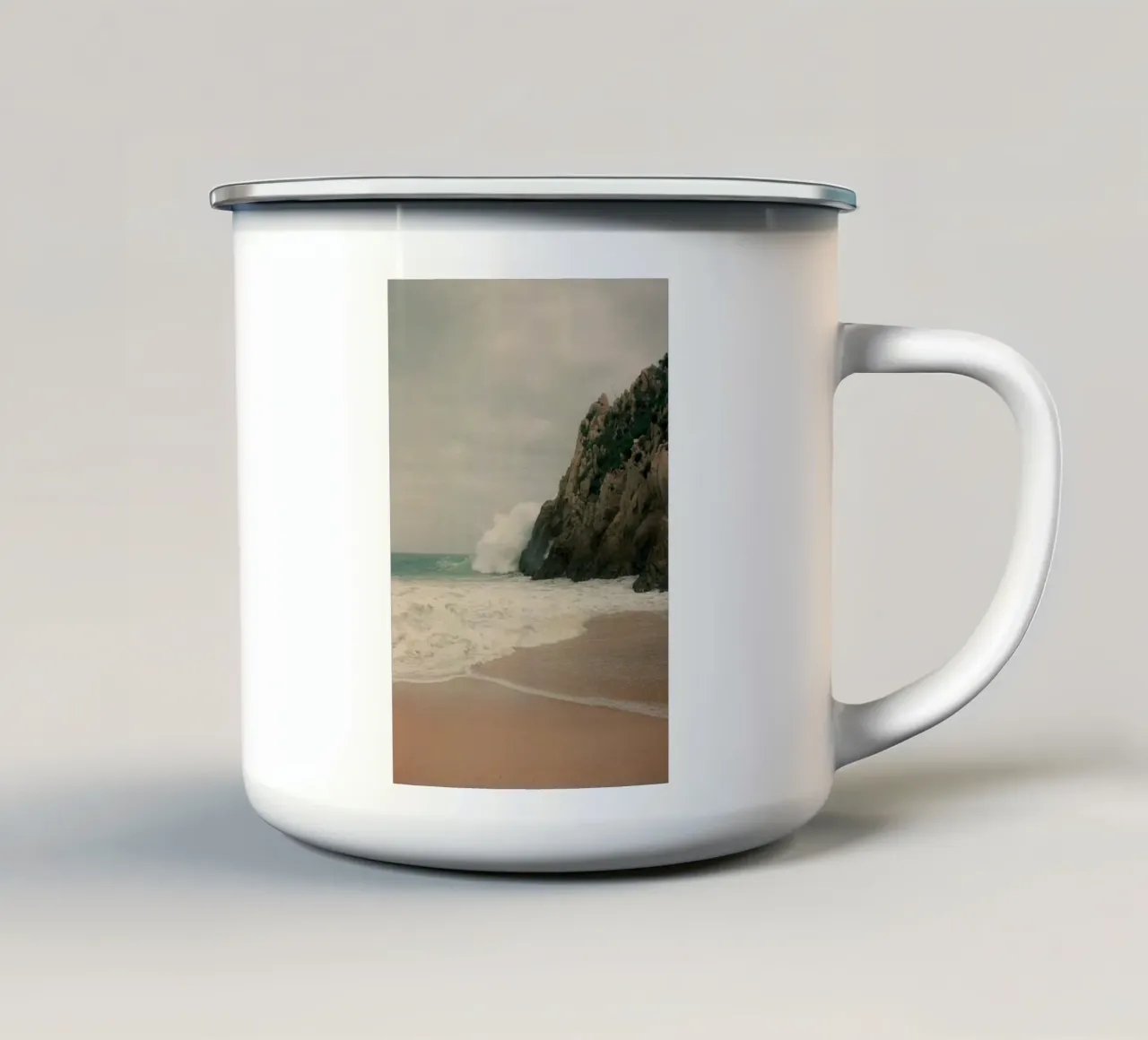 spiaggia con montagne tazza in smalto da Earthly Visions
