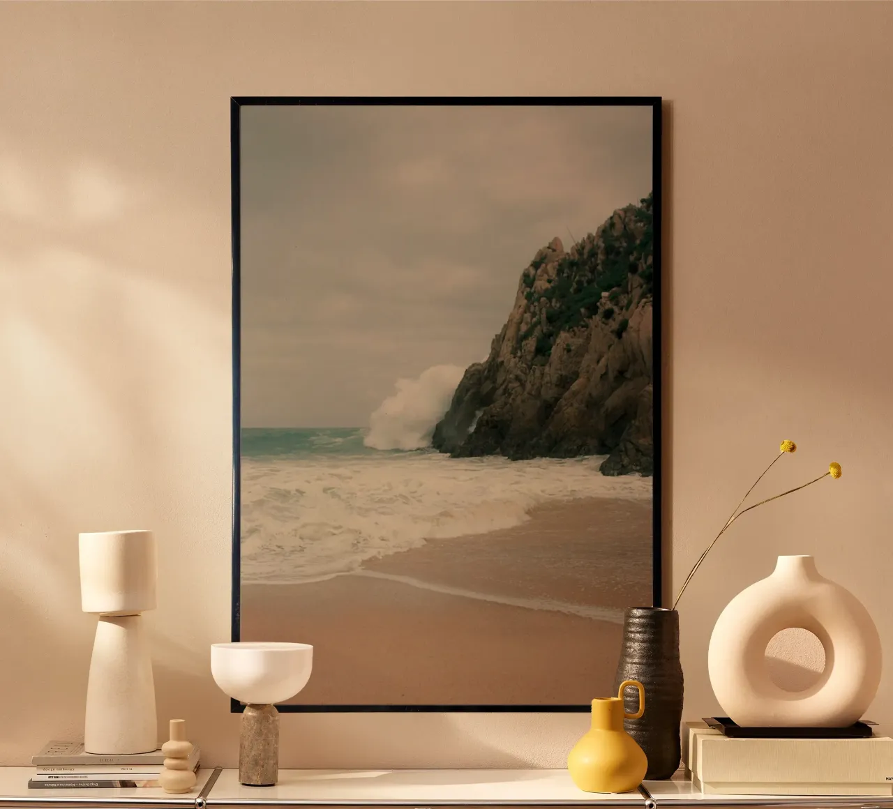 spiaggia con montagne poster con telaio in alluminio da Earthly Visions