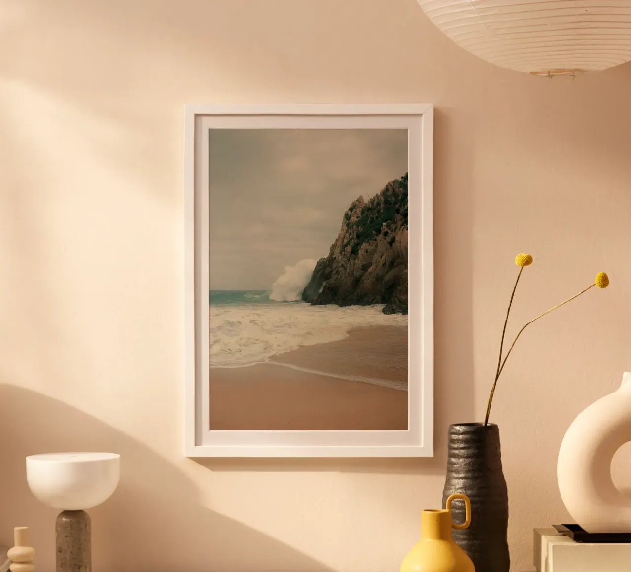 spiaggia con montagne poster con telaio in alluminio da Earthly Visions