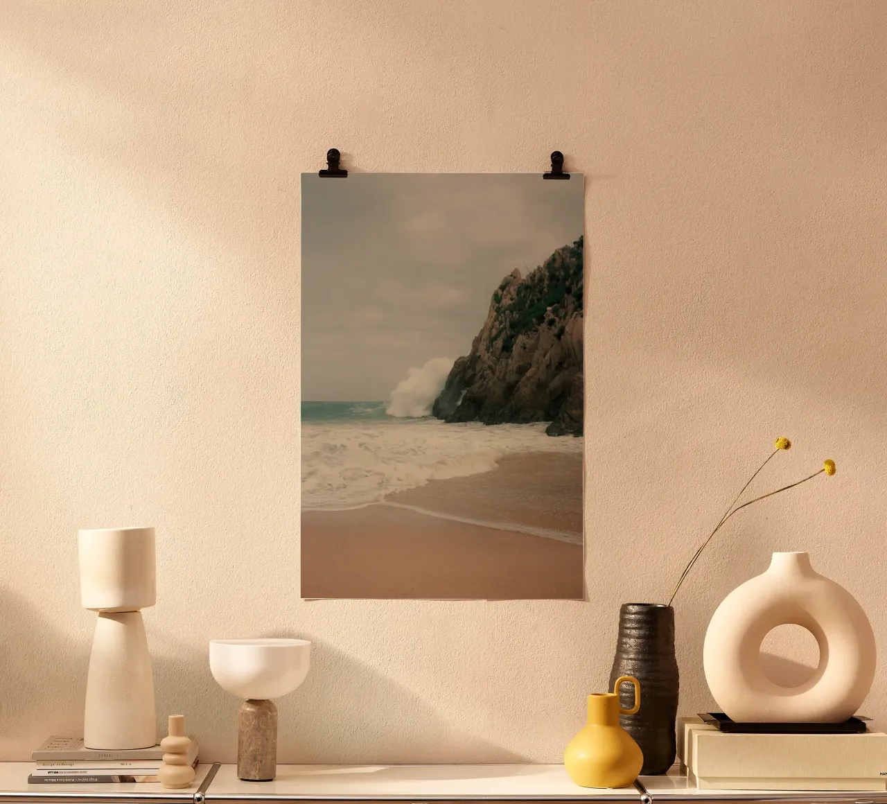 spiaggia con montagne poster con telaio in alluminio da Earthly Visions