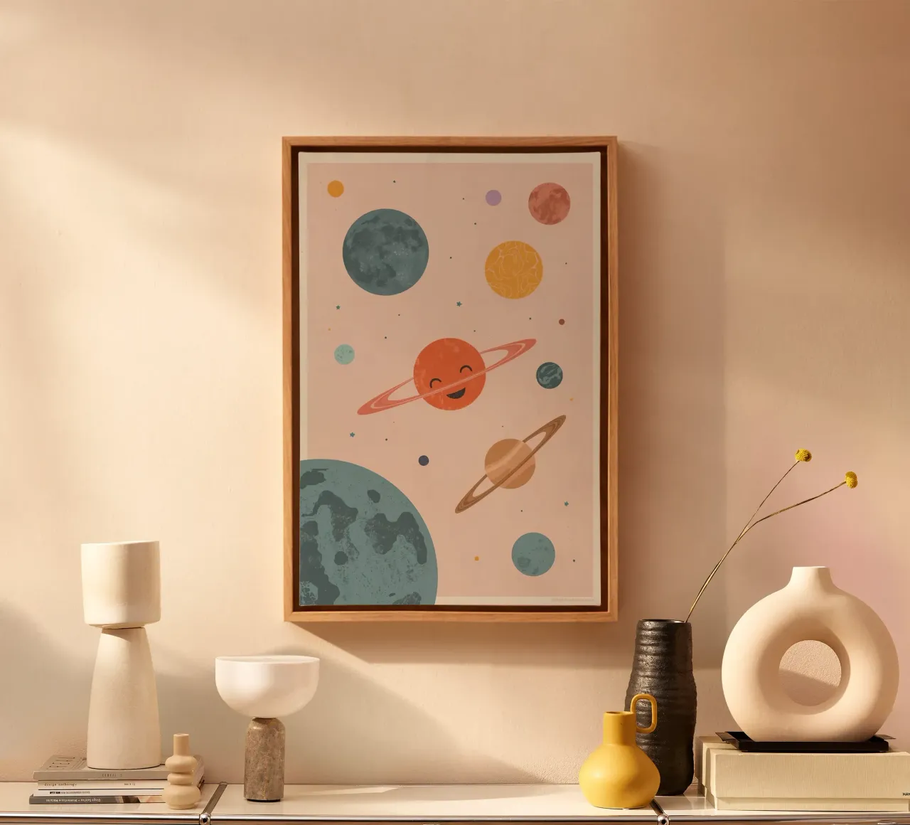 Planeten mit Ringen und Sternen auf Pfirsich Hintergrund Leinwand mit Schattenfugenrahmen von DesignDoodle