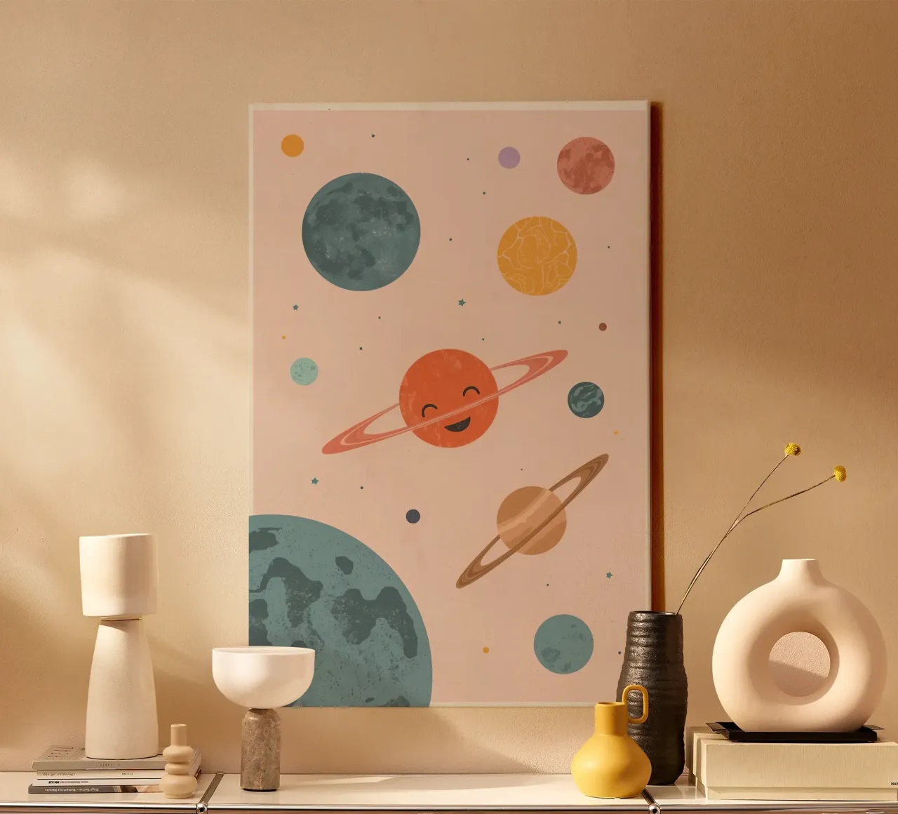 Planeten mit Ringen und Sternen auf Pfirsich Hintergrund Leinwand mit Schattenfugenrahmen von DesignDoodle