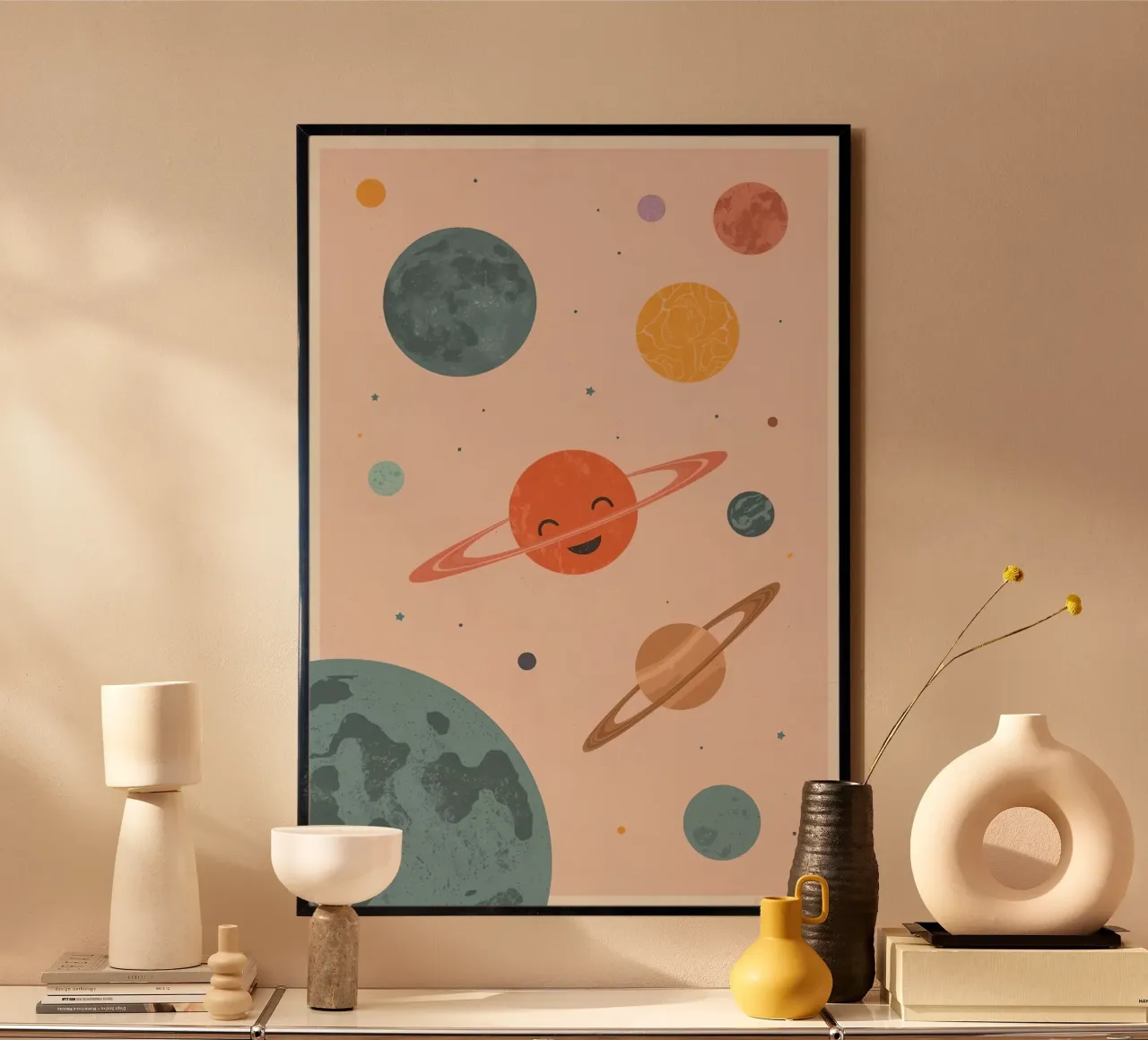 Pianeti con anelli e stelle su sfondo color pesca poster da DesignDoodle