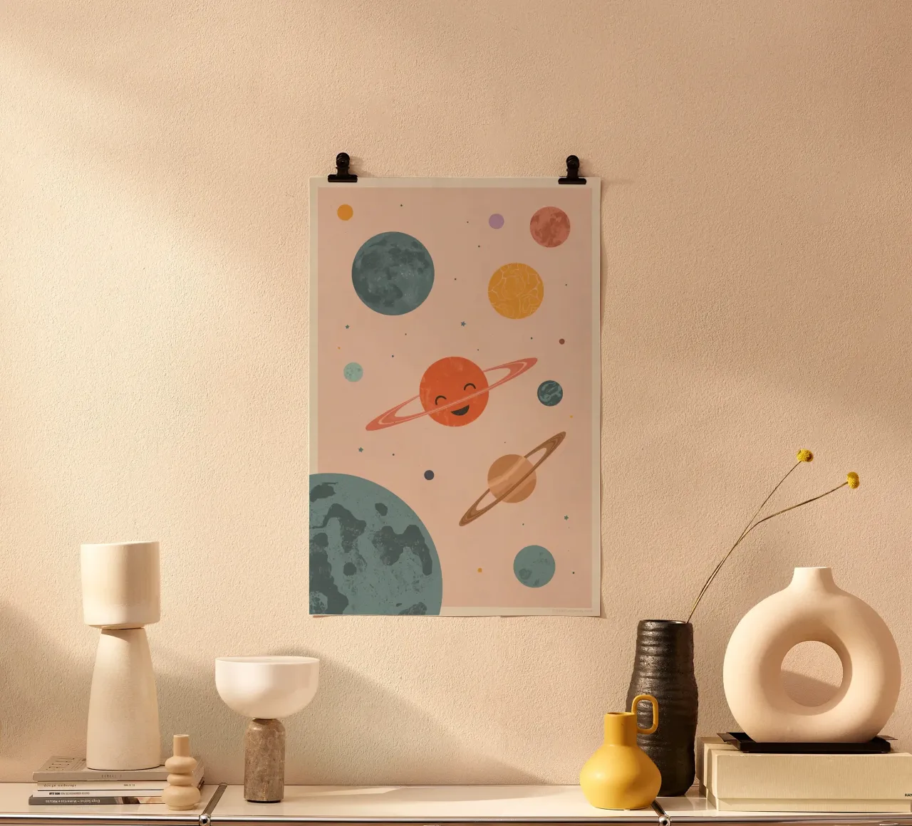 Pianeti con anelli e stelle su sfondo color pesca poster da DesignDoodle