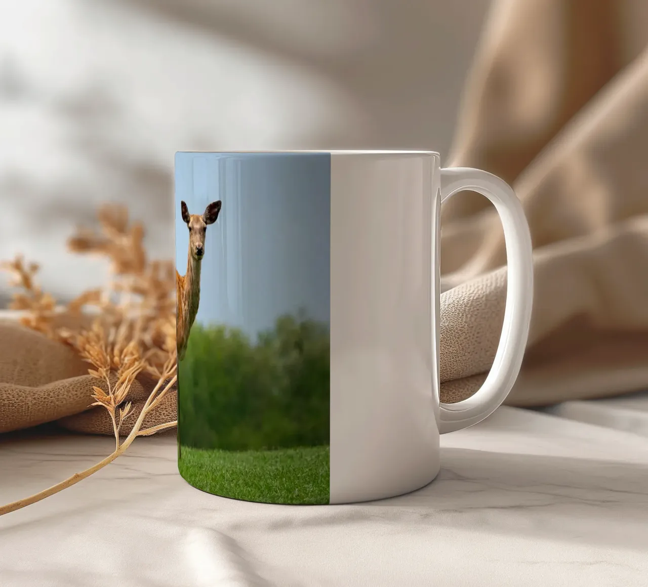 Capriolo sull'erba tazza in ceramica da anderm