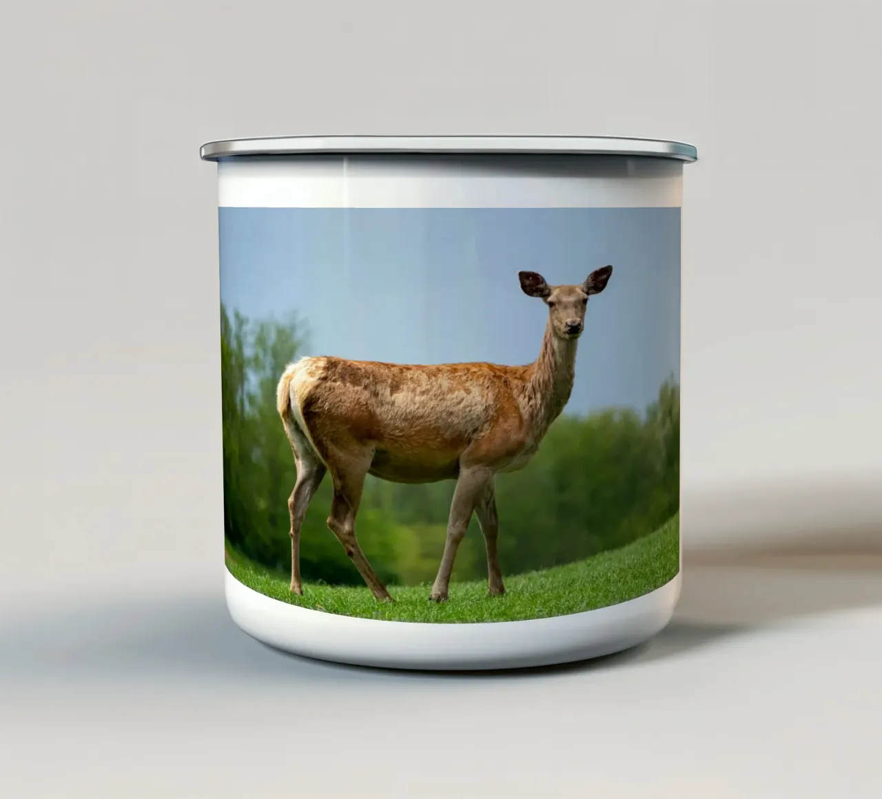 Capriolo sull'erba tazza in smalto da anderm