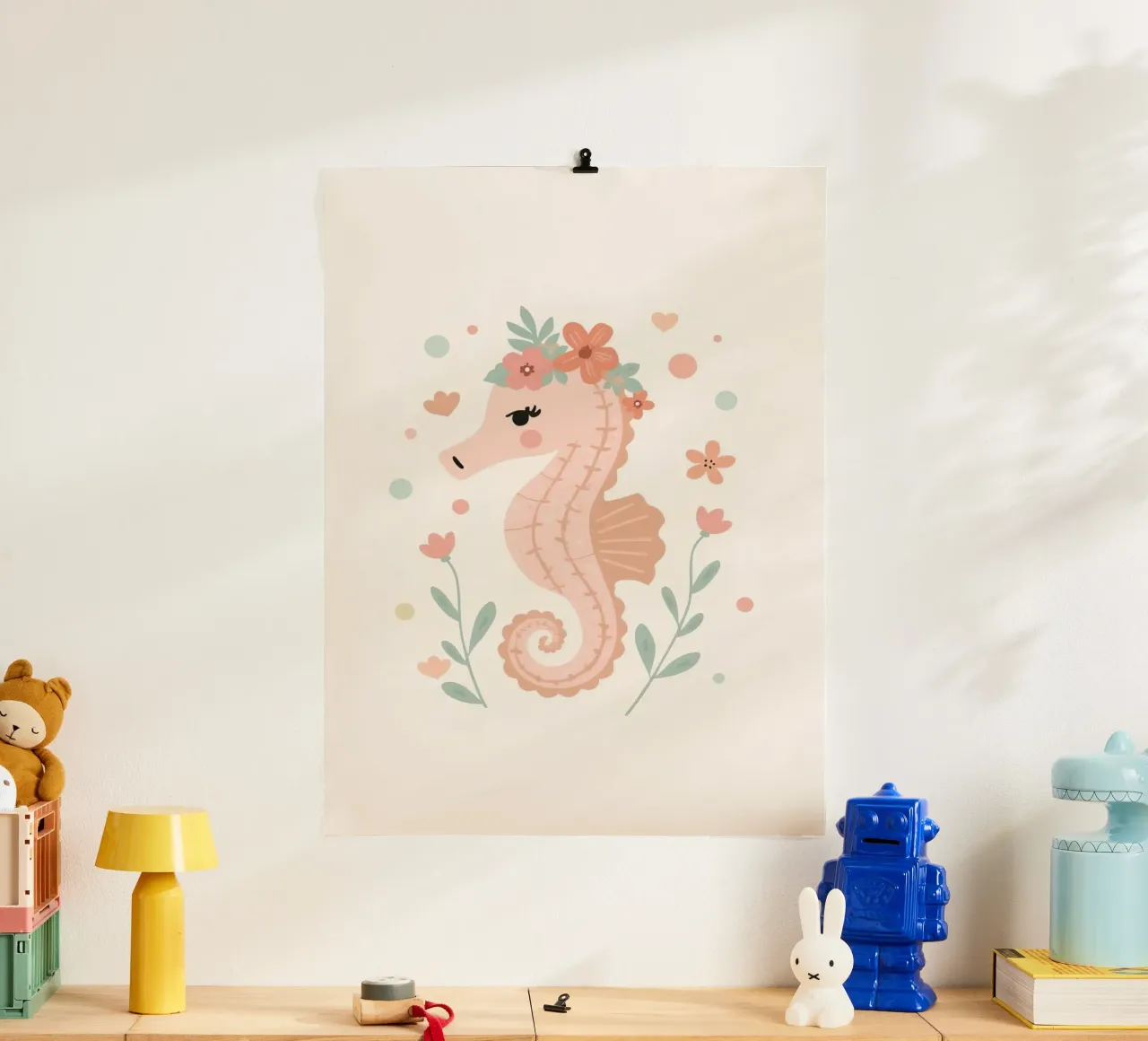 Simpatico cavalluccio marino con fiori poster con telaio in plastica da DesignDoodle