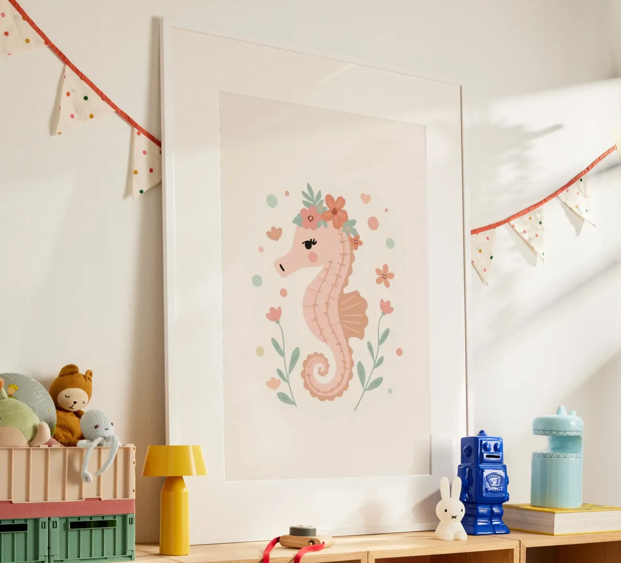 Simpatico cavalluccio marino con fiori poster con telaio in plastica da DesignDoodle