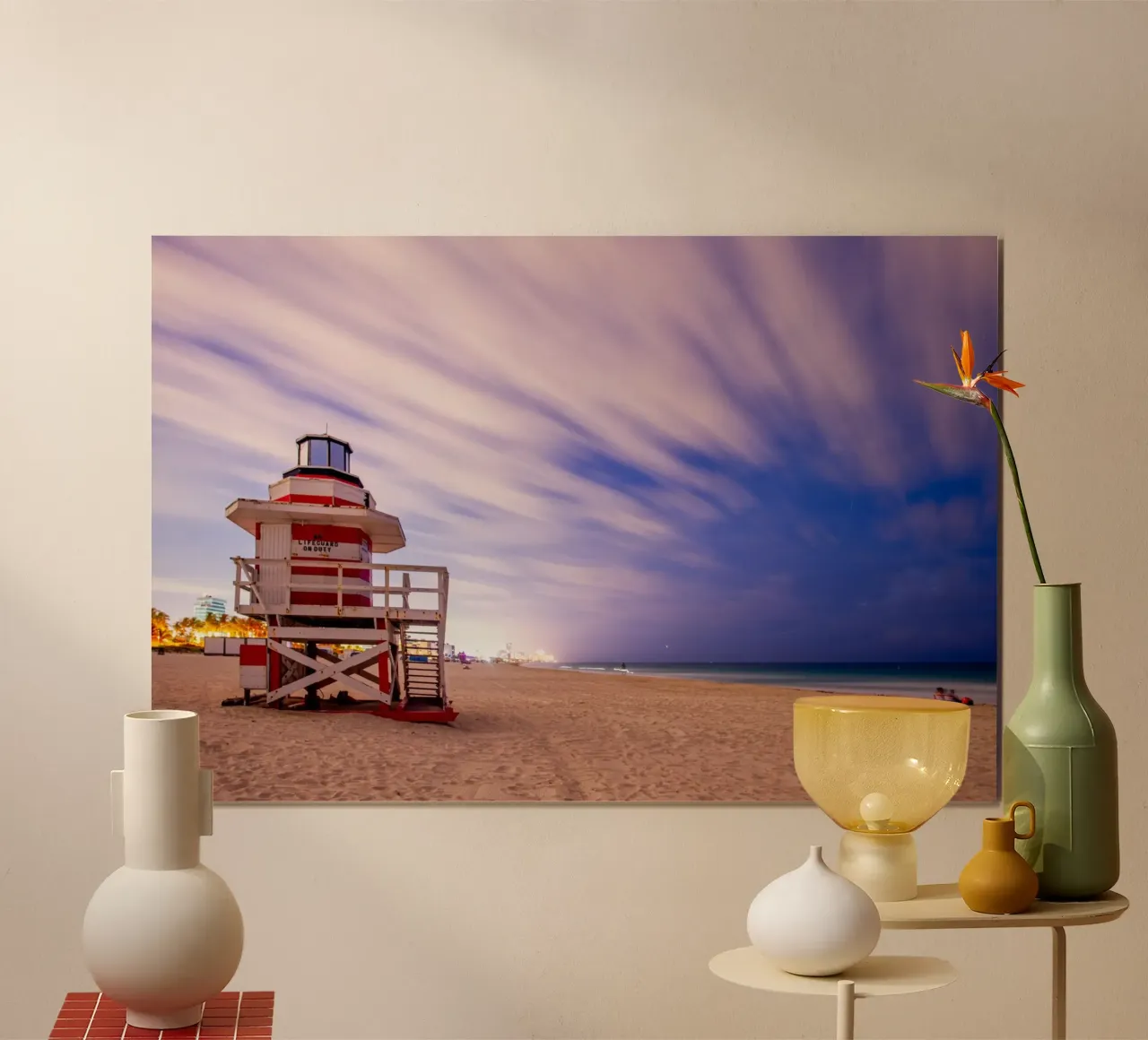 La spiaggia di Miami di notte poster con telaio in alluminio da anderm