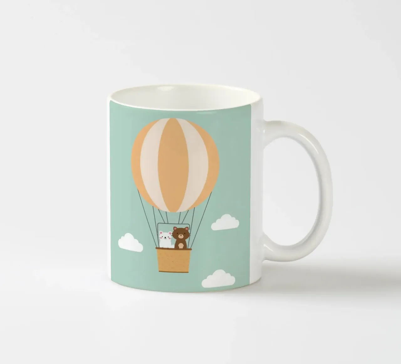 Orso e gatto simpatici e divertenti in mongolfiera tazza in ceramica da DesignDoodle