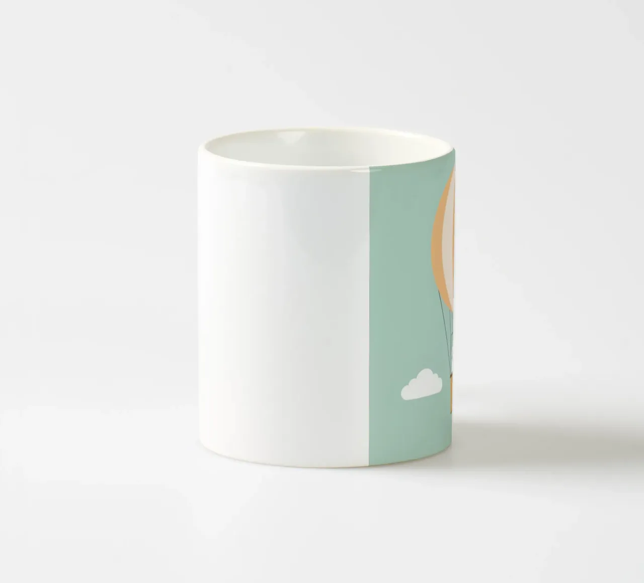 Orso e gatto simpatici e divertenti in mongolfiera tazza in ceramica da DesignDoodle